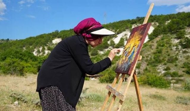 Resim tutkusu engel tanımadı: Saçından fırça, kömürden boya yaptı