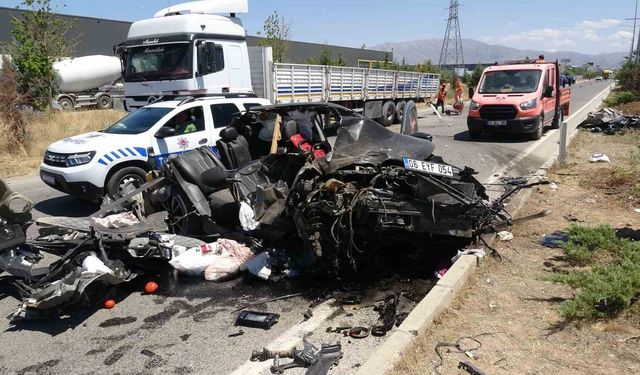 Tıra arkadan çarpan otomobil hurdaya döndü: 1 yaralı