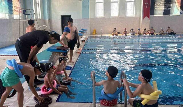 Patnos’ta "Yüzme Bilmeyen Kalmasın" Projesiyle çocuklar yüzme öğreniyor
