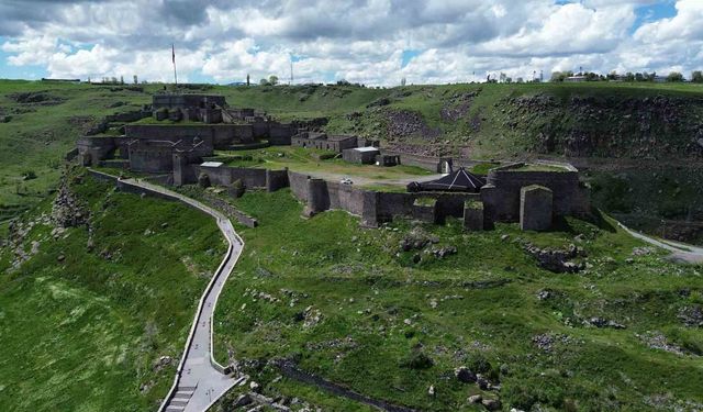 Kars Kalesi UNESCO Dünya Miras Listesi’ne alınmayı bekliyor