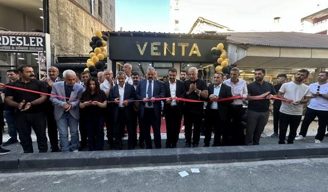Yüksekova’da Venta Erkek Giyim Hizmete Açıldı