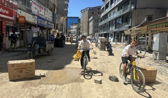 Yüksekova'da Esnaf Yol Çalışmaların Tamamlanmasını İstiyor