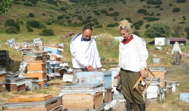 Arıların izinde bir ömür: Karavan desteği gezgin arıcı aileye nefes oldu