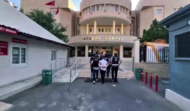Şanlıurfa’da kendilerini kamu görevlisi olarak tanıtan dolandırıcılar tutuklandı