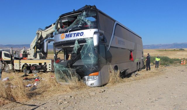 Amasya’da çift katlı otobüs kazası: 2’si ağır 46 yaralı