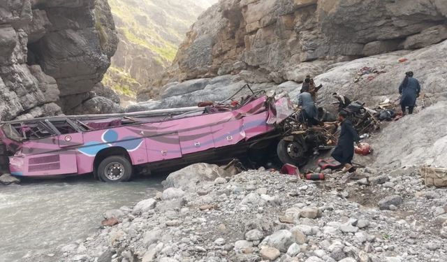 Pakistan'da yolcu otobüsü dev çukura uçtu: 40 ölü