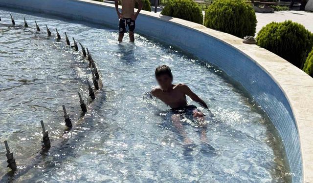 Iğdır’da çocuklar süs havuzunda serinledi