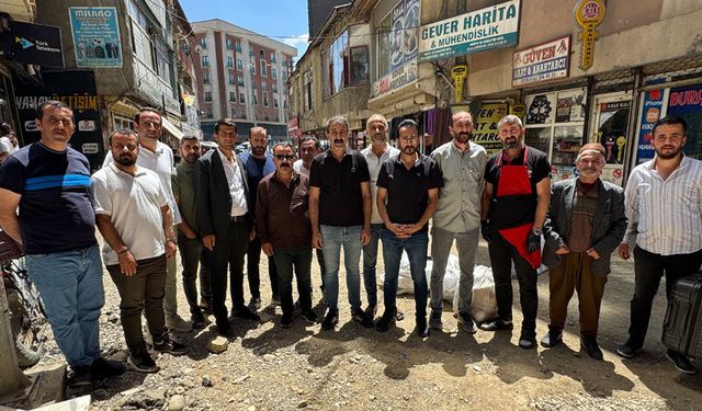Esnaf asfaltlanmayan yolu trafiğe kapatarak tepki gösterdi