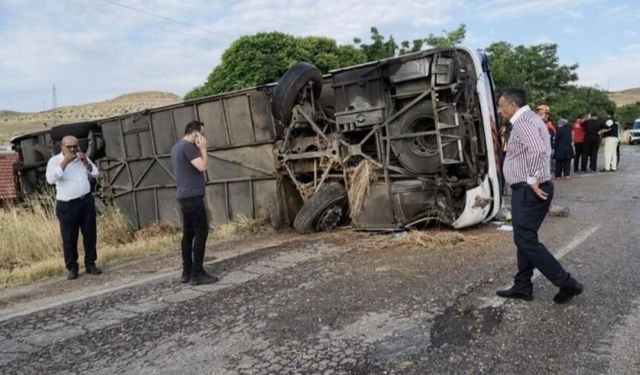 Yolcu otobüsü devrildi: 1 ölü, 40 yaralı