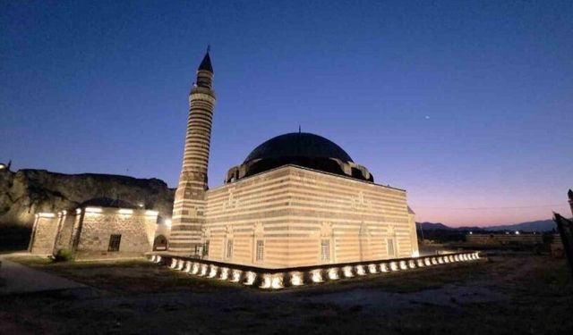 Van semalarında hilal Ay ve Mars, tarihi camilerle aynı karede
