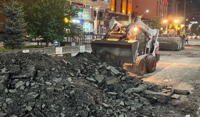 Cengiz Topel Caddesi’nde asfalt yenileme çalışmaları sürüyor