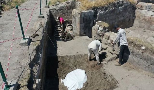 Ani Örenyeri’nde 900 yıllık erzak deposu gün yüzüne çıkarıldı