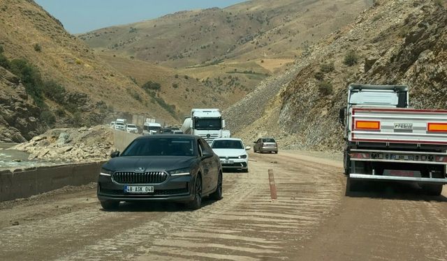 Yüksekova-Van-Hakkari kara yolunda genişletme çalışmaları sürüyor