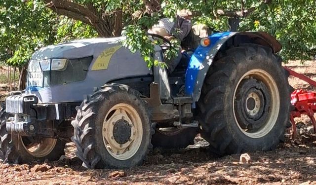 Bahçede traktörle çalışırken kafasına ağaç dalı çarpan çiftçi hayatını kaybetti