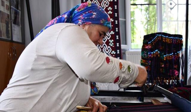 Cefakar anne, heybe yaparak dört çocuk okuttu