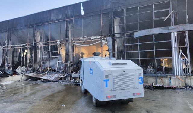 Market deposunda çıkan yangın geceyi aydınlattı, geriye demir yığınları kaldı