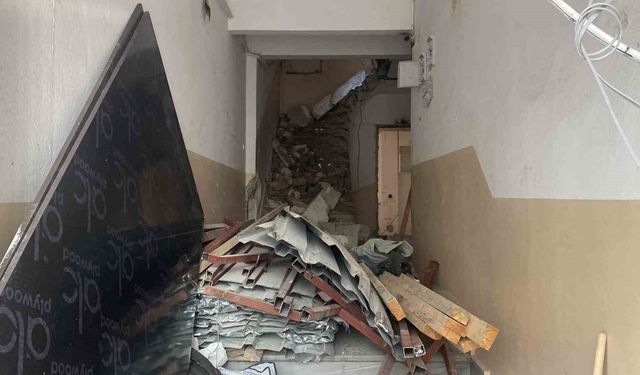 Fatih’te yıkım sırasında bina çöktü: 2 yaralı