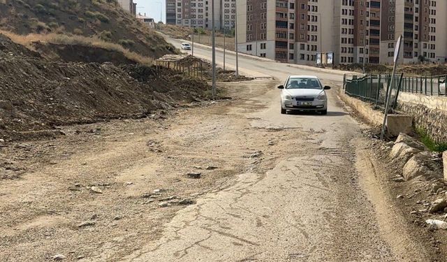 Yüksekova Pizok TOKİ Evlerinin Yolu Onarılmayı Bekliyor