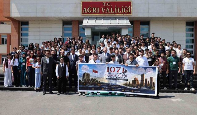 Ağrı’dan 200 öğrenci Çanakkale ve Ankara’ya tarih yolculuğuna uğurlandı