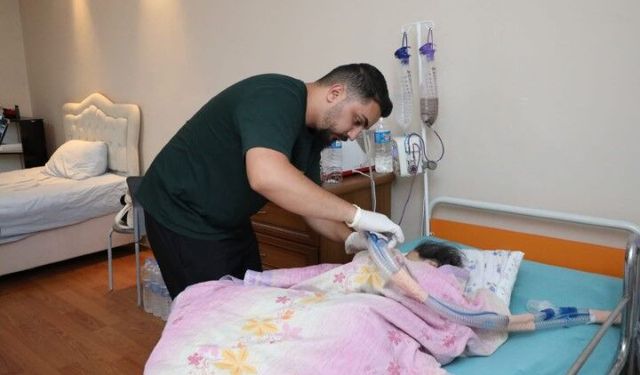İşini bıraktı, 3 yıldır hayatını yatağa bağımlı annesine adadı