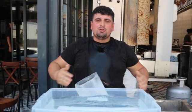Sıcaklara karşı Adana usulü çözüm: Vücuduna kalıp buz bağladı