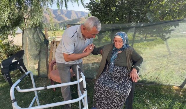 Yüksekova’da 20 Yıllık Vefa: Annesinin eli ayağı oldu
