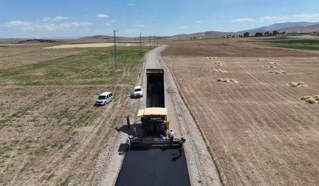 Ağrı’da, köylerde yol ve altyapı çalışmaları sürüyor