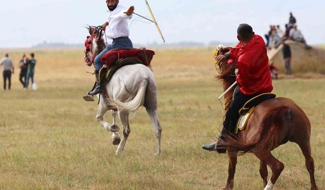 Ağrı’da 4 yıl sonra yeniden düzenlenen at yarışlarıyla gelenekler yeniden yaşatıldı