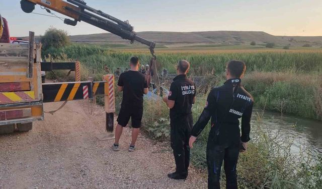 Diyarbakır’da su kanalına uçan otomobilin sürücüsü sağ olarak kurtarıldı
