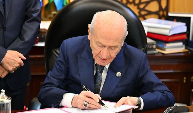 Çerçeve yasada imza süreci başladı: İlk imza Bahçeli'den