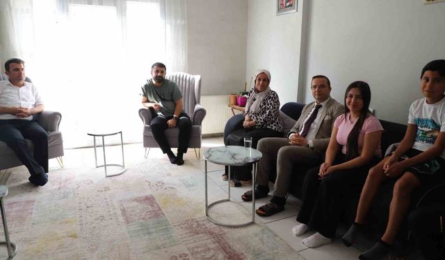 Cizre’de YKS’de başarılı olan öğrencilerin evlerine gidilip tebrik edildi