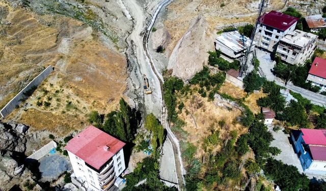 Hakkari’de Üniversite Deresi’nde taşkın alarmına karşı çalışma