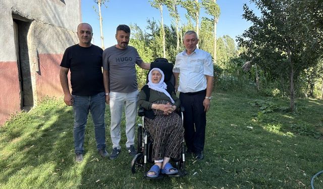 Yüksekova’da Emine Nine Akülü Sandalyesine Kavuştu