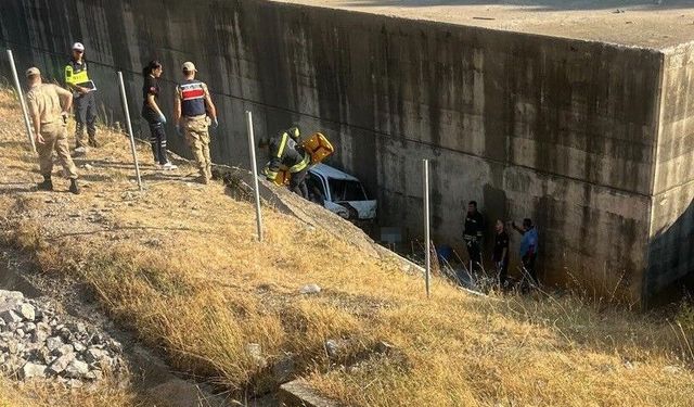 Kontrolden çıkan araç köprüden şarampole uçtu: 2 ölü