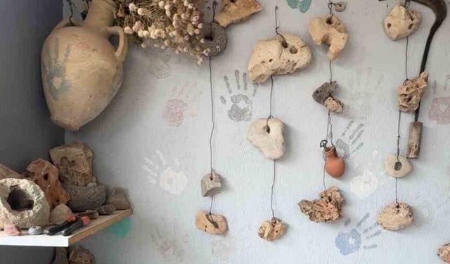 Siirt’te köylüler eski olduğunu düşündüğü taşları ev bahçesinde sergiliyor
