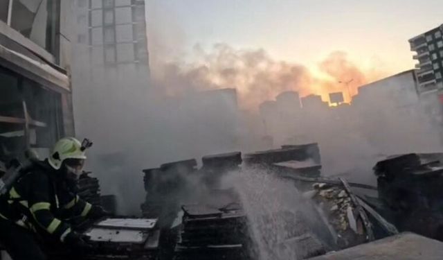 İtfaiye erlerinin alevlere müdahalesi kamerada