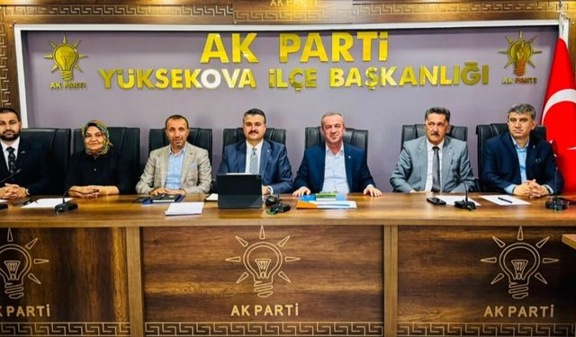 AK Parti Heyeti Yüksekova'da Esnaf ve Vatandaşlarla Bir Araya Geldi