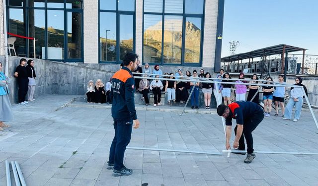 Hakkâri'de Gençlere Çadır Kurulumu Eğitimi