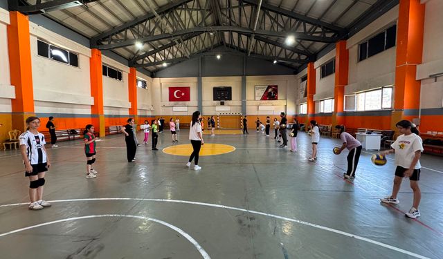 Yüksekova’da yaz spor okullarında eğitimler sürüyor