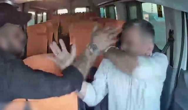 Durdurdukları sürücüyü defalarca yumrukladılar