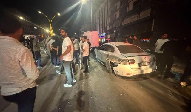 Yüksekova’da otomobil park halindeki araçlara çarptı: 4 yaralı