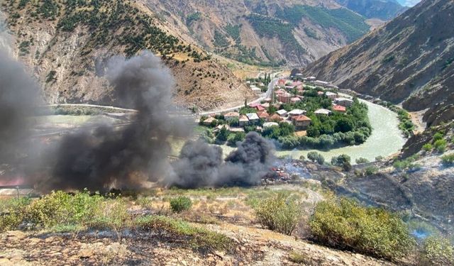 Hakkari-Van Karayolunda Korkutan Yangın: Kırıkdağ’da Hurdalık Alevlere Teslim Oldu