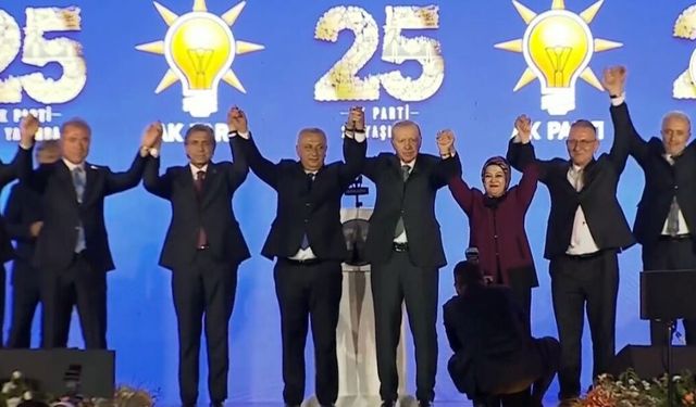 3 milletvekili ve 7 belediye başkanı AK Parti’ye katıldı: Rozetlerini Erdoğan taktı