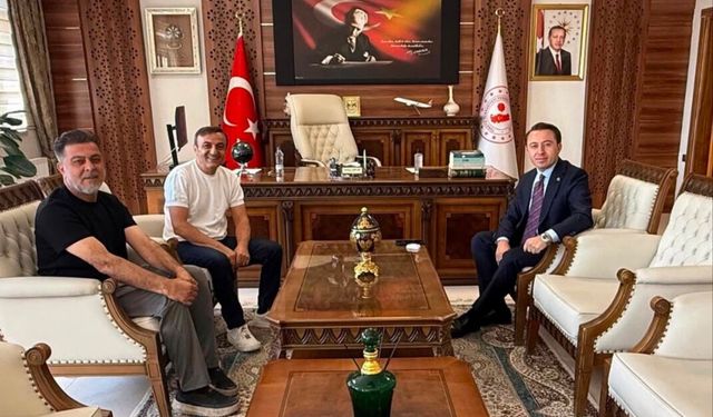 Hakkarili Sanatçı Ersin Korkut’tan Kaymakam Hülür’e Ziyaret