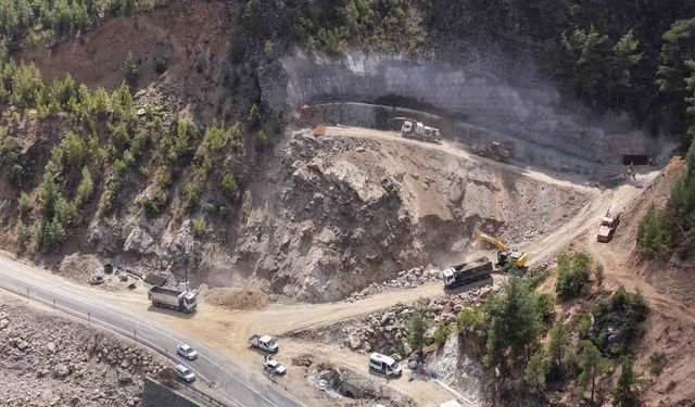 Adana’daki ‘Heyelan Islahı ve Tünel Projesi’nde ilk kazma vuruldu