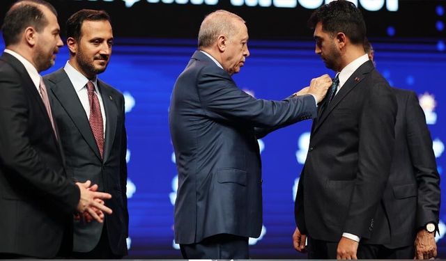 İstanbul'da üç ilçe belediye başkanı AK Parti'ye geçti
