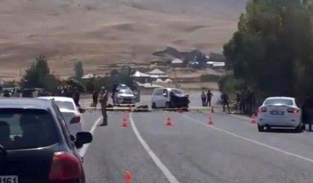 Van'da araçlar kafa kafaya çarpıştı: 2 ölü, 9 yaralı