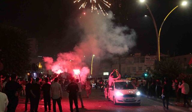 Cizre’deki galibiyet kutlamalarında 3 iş yeri ve 1 araç yandı: 1 itfaiye eri yaralandı