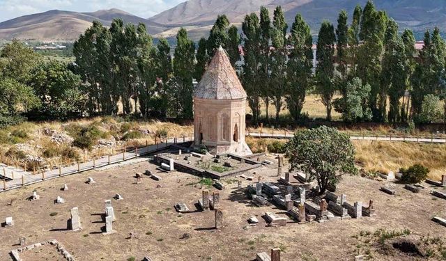 Tarihi Selçuklu Mezarlığı ve Halime Hatun Kümbeti’nde çalışmalar devam ediyor
