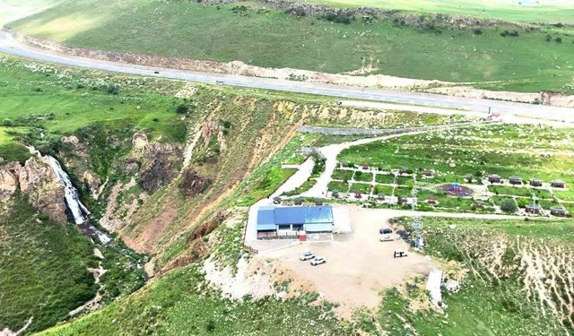 Vali Polat, Susuz Şelalesi’nde vatandaşlarla bir araya geldi
